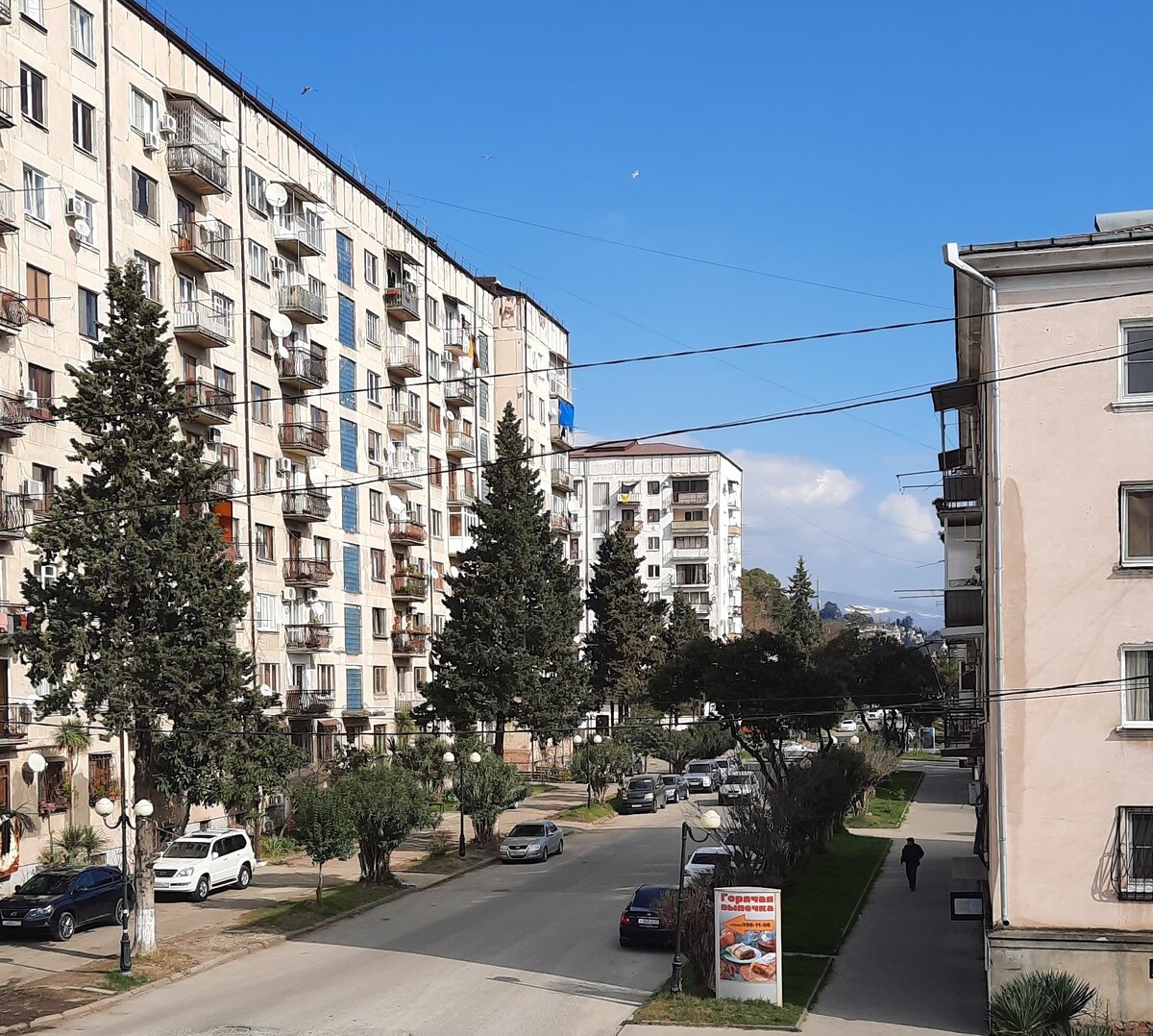 Снять квартиру в аренду в центре Сухума в 5-7 минутах до пляжа и набережных пешком можно за 20-25 тыс.руб. в месяц. Вид с Балкона. Я все же городской житель, поэтому нужен определенный уровень сервиса и комфорта. 