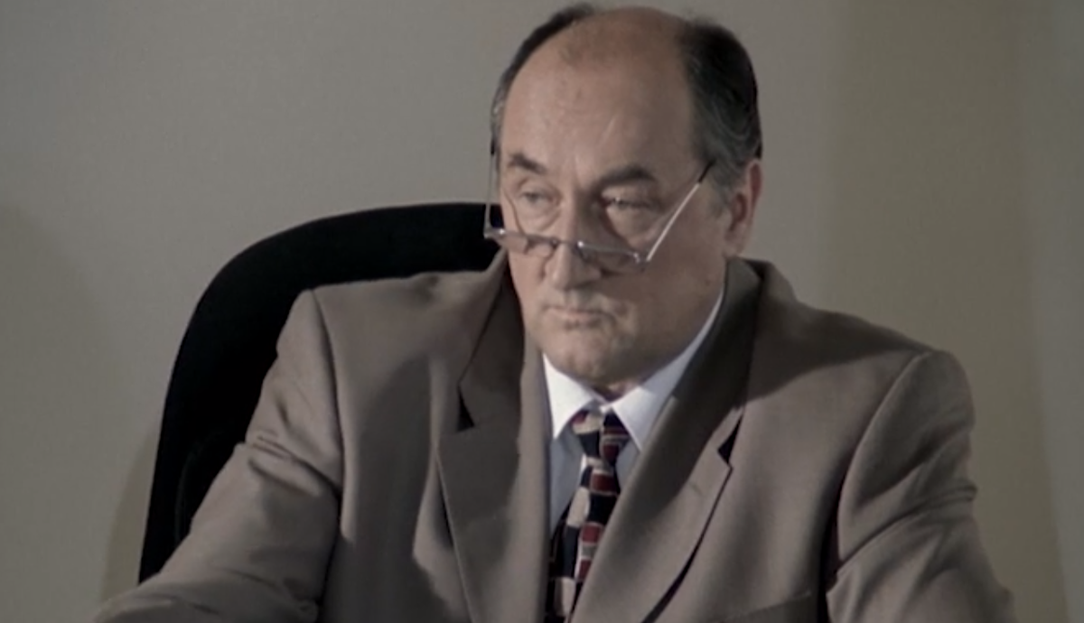 Кадр из кинофильма "Умножающий печаль", 2005 г., режиссеры Владимир Сверба, Олег Фесенко, сценаристы Георгий Вайнер, Аркадий Казанцев, композиторы Павел Карманов, Казу Мацуи (скриншот)