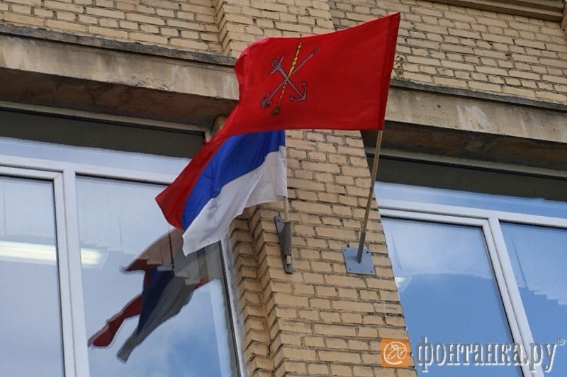 Почему вывесили флаги в москве. Флагшток на здание. Флаг на здании. Флажки на здании. Флаг на здание крепление.