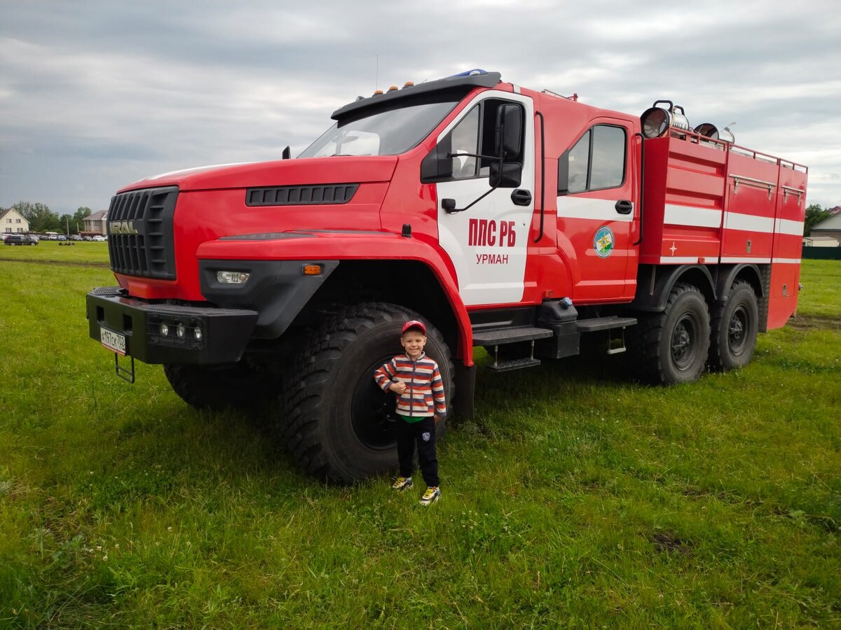 Тим рядом с пожарной машиной
