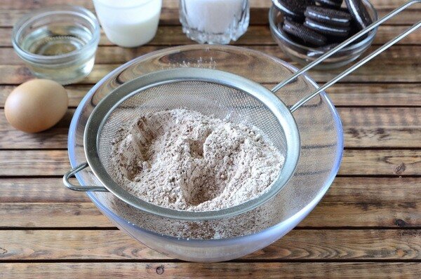 1. Замешивается тесто максимально просто и быстро. Муку, соду пищевую, разрыхлитель и какао смешиваете и просеиваете в чашку, где будет замешиваться тесто.