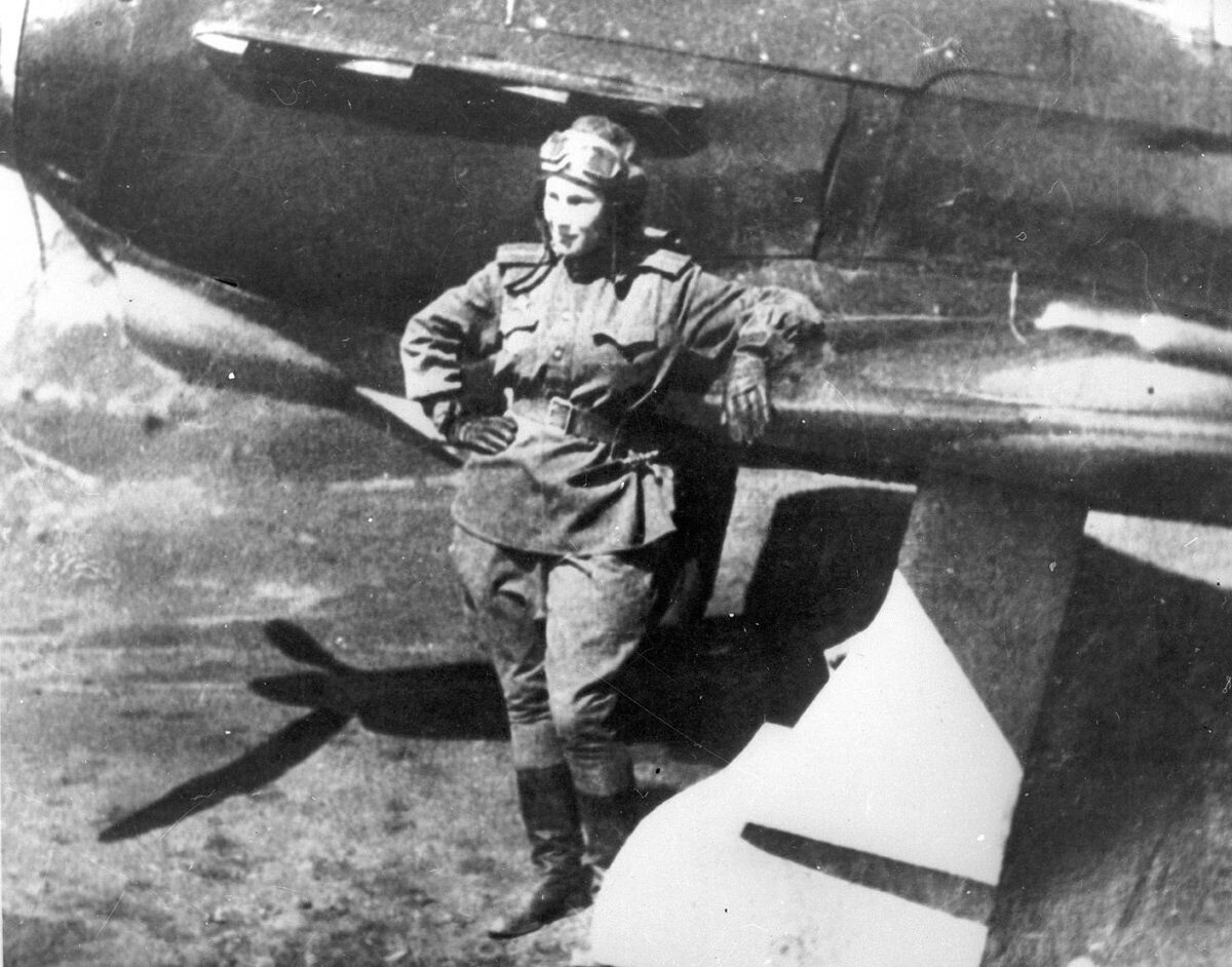 Лидия Литвяк у своего самолета (https://clck.ru/rcg5b)