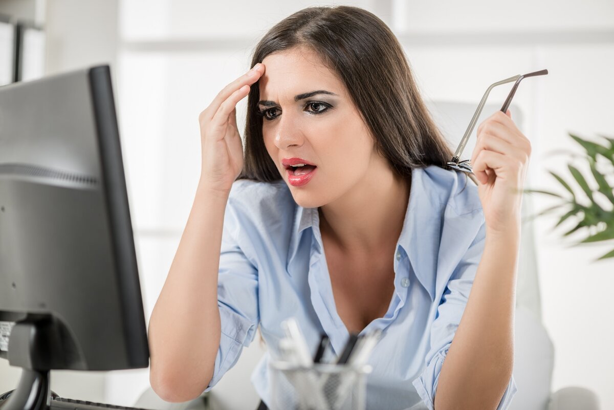 Фото отсюда https://img1.goodfon.ru/original/2048x1367/f/42/devushka-litso-volosy-sekretarsha-monitor-udivlenie.jpg