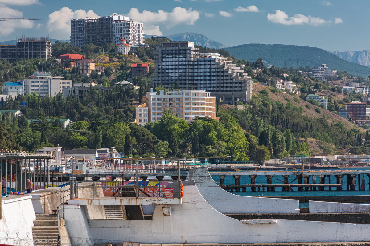 Недостроенный корпус пансионата "Нева" в Алуште
