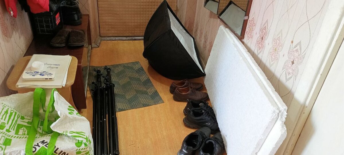 Торчит краешек того самого гроссбуха и пара массивных световых стоек.