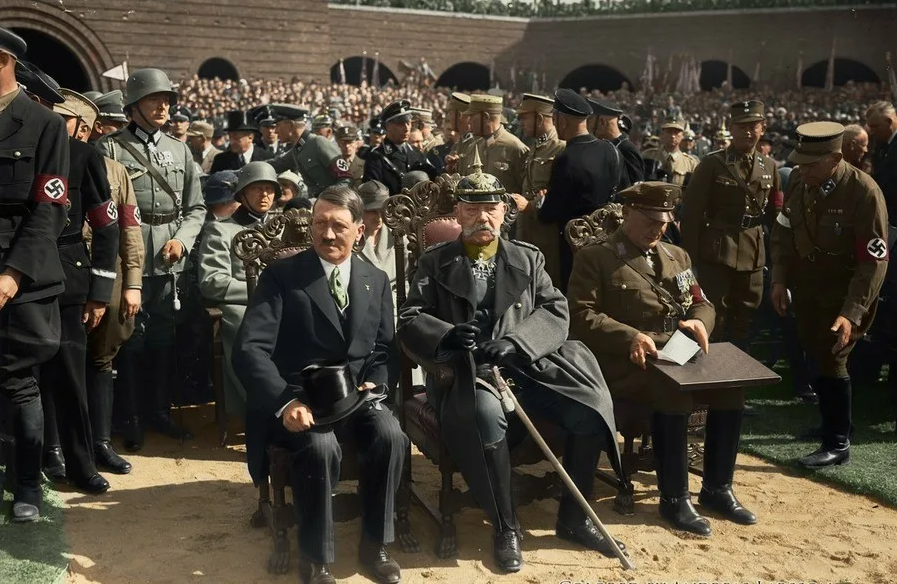В 1933 году Адольф Гитлер был популярным демократом, с ним сидели все нормальные политики рядом. Даже немецкий народ не знал, что Гитлер  тянет их к войне