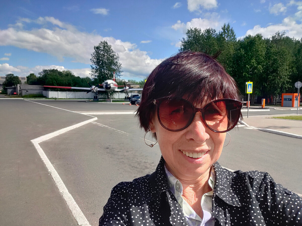 В аэропорту Архангельска. За мной самолёт-памятник. Летели боингом