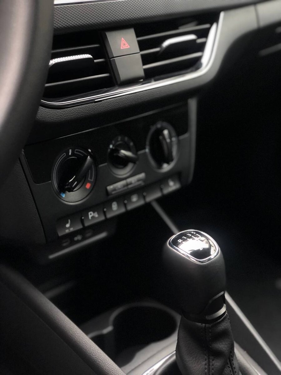 В линейке Volkswagen Polo шестого поколения представлены 3 коробки передач. Принципы работы и надежность механической коробки передач всем понятны и ясны.