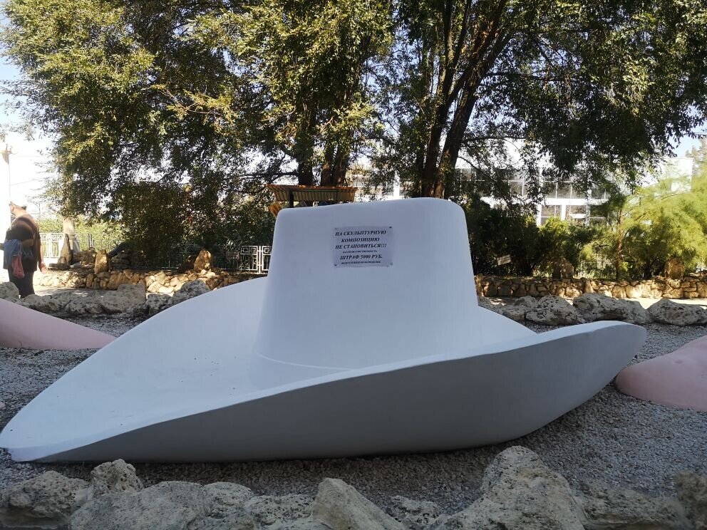 "Памятник отдыхающим" в Анапе. Фото автора.