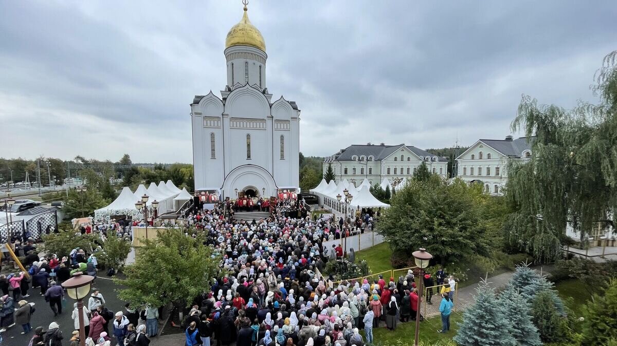    Участники XI Елисаветинского крестного хода дошли от Ильинского храма в селе Ильинское до Спасского храма в селе Усово© РИА Новости / Алексей Филиппов