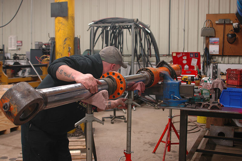 Фото 2. Мастер разбирает гидроцилиндр.