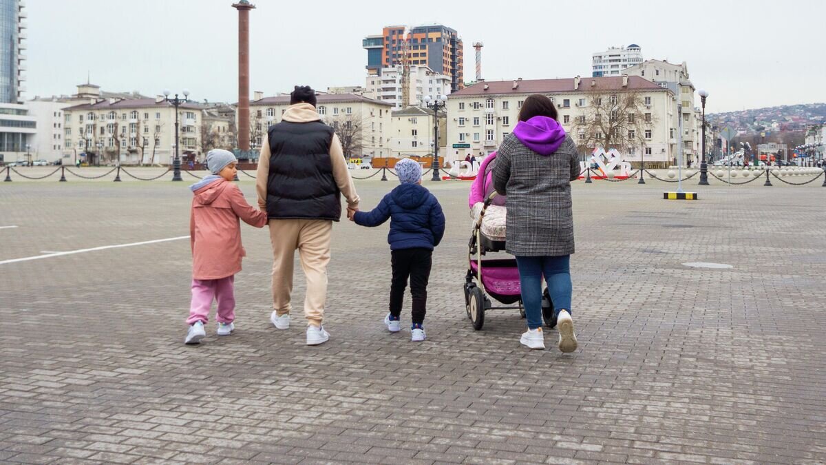    Семья во время прогулки в Новороссийске© РИА Новости / Андрей Варенков