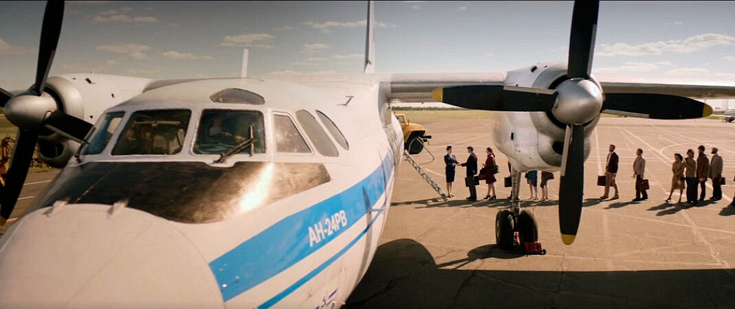 Кадр из фильма «Одна» (2021). Посадка на самолёт