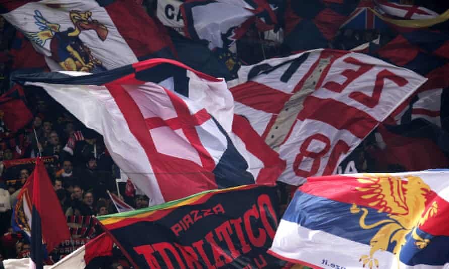 Болельщики Генуи размахивают флагами во время футбольного матча итальянской Серии А против Ювентуса.