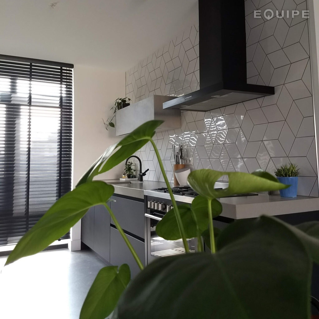 Дизайн светлой кухни с фартуком из белой плитки