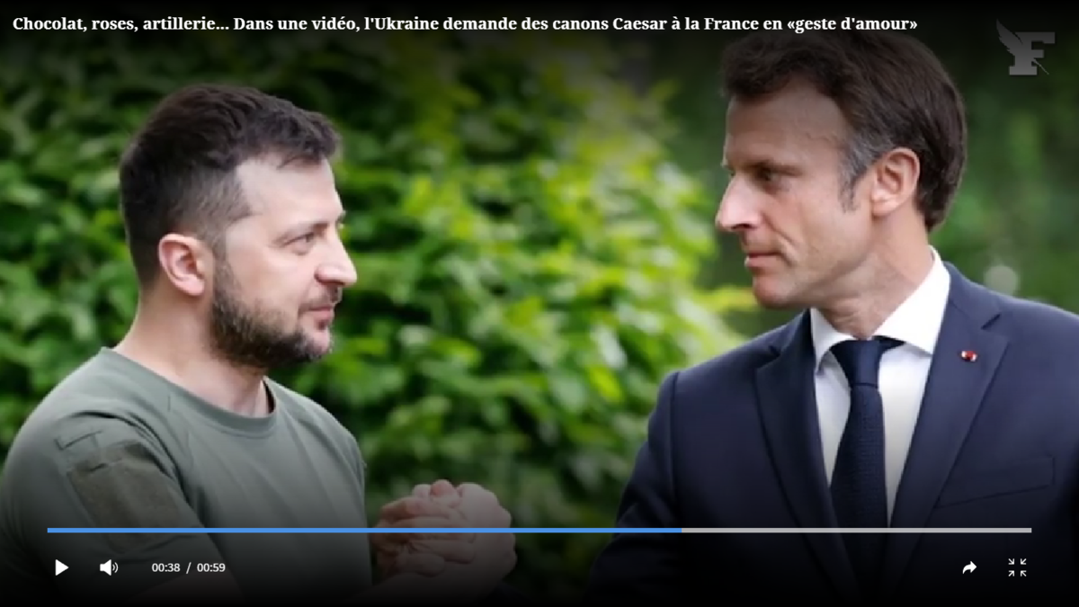 Скриншот из клипа и слова из песни: "Как нерешительная волна я двигаюсь вперед и назад между твоих бедер, я сдерживаюсь"