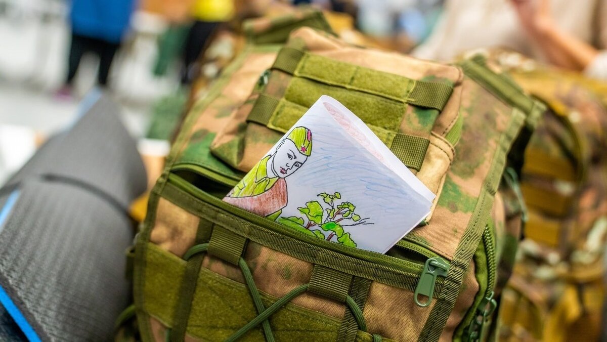    Письма юных югорчан едут в учебные части в «рюкзаках мобилизованных»