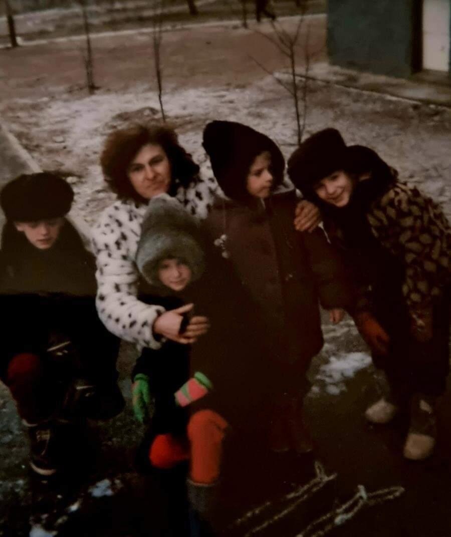 На этом фото я- ваш автор. И мои приемные дети ( на детей я ничего не получала)