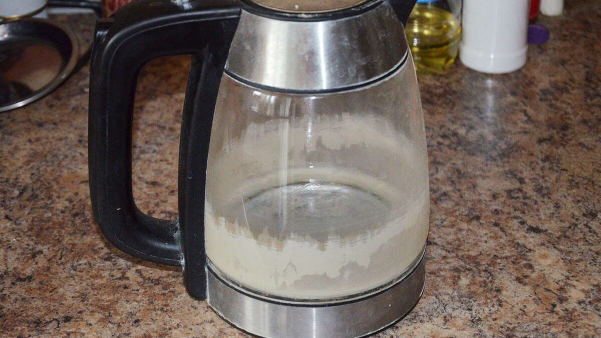 Лимонная кислота от накипи в чайнике электрическом. Чайник лимон. Новый чайник перед первым использованием. Известковый налет в чайнике. Накипь в прозрачном чайнике.