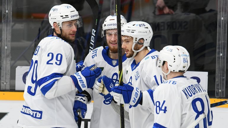    Хоккеисты московского «Динамо» празднуют заброшенную шайбу.ХК «Северсталь»