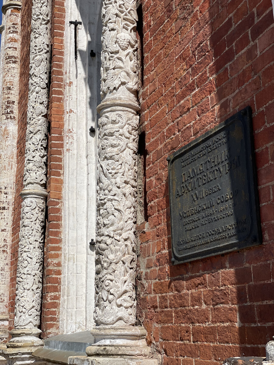 Каменное кружево Успенского собора в Рязани