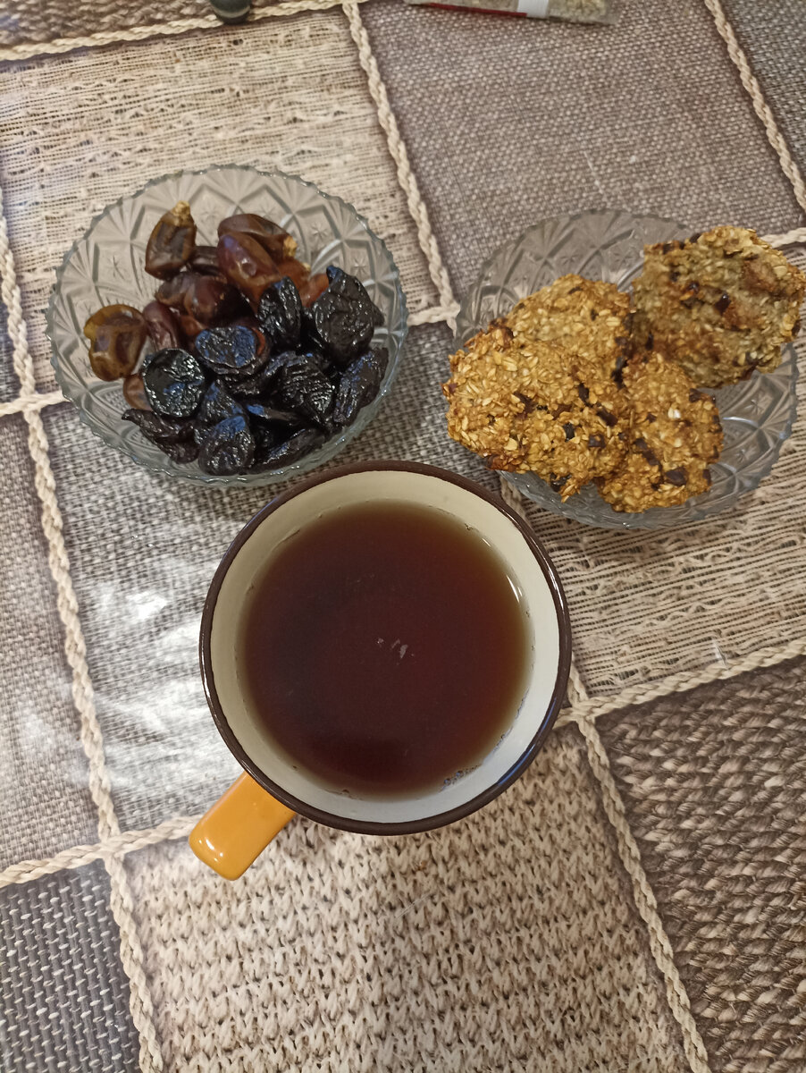 К чаю овсяное печенье и сухофрукты. 