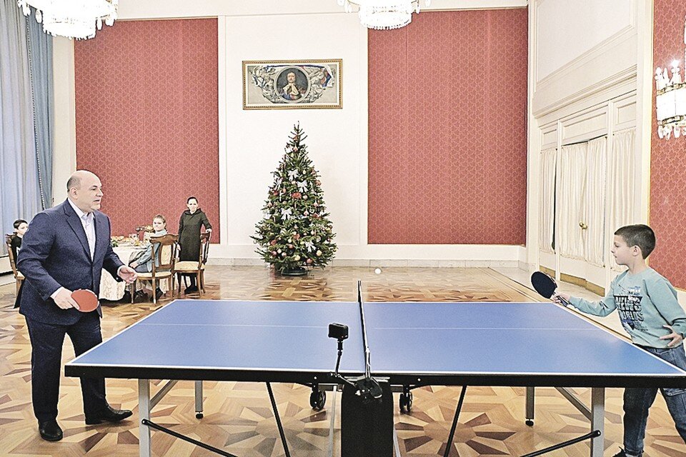     Каждый год Михаил Мишустин принимает участие в доброй акции «Елка желаний». Например, в 2022 году премьер исполнил желание 10-летнего Рамина Павленко из Краснодарского края и подарил мальчику теннисный стол. А заодно сыграл с ним в пинг-понг и вручил ракетку чемпиона мира из Китая Фань Чжэньдуна. Фото: Александр АСТАФЬЕВ/РИА Новости