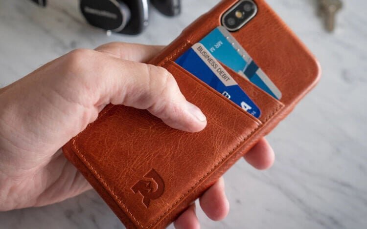    Носить карту под чехлом Айфона можно. Но не всегда она будет срабатывать