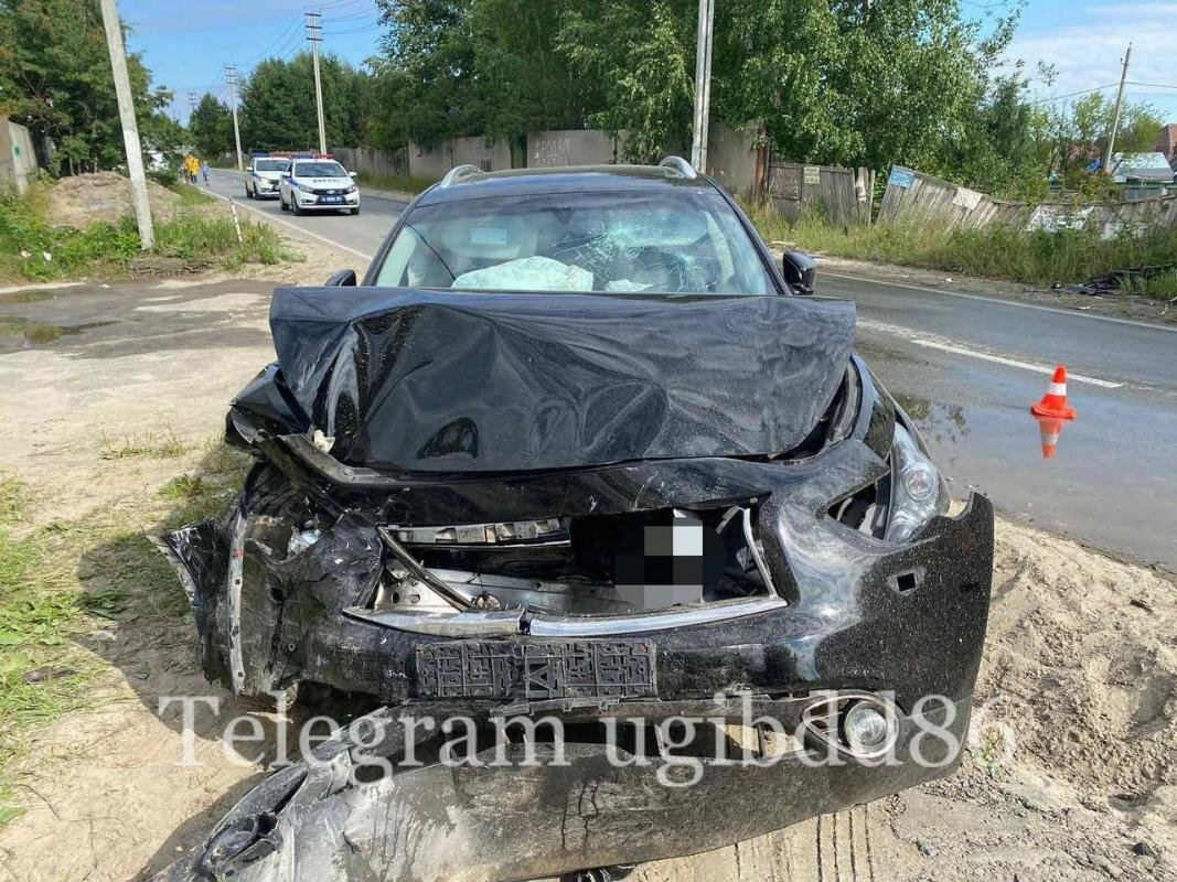    В Сургуте водитель Infiniti протаранил бетонный блок и легковушку