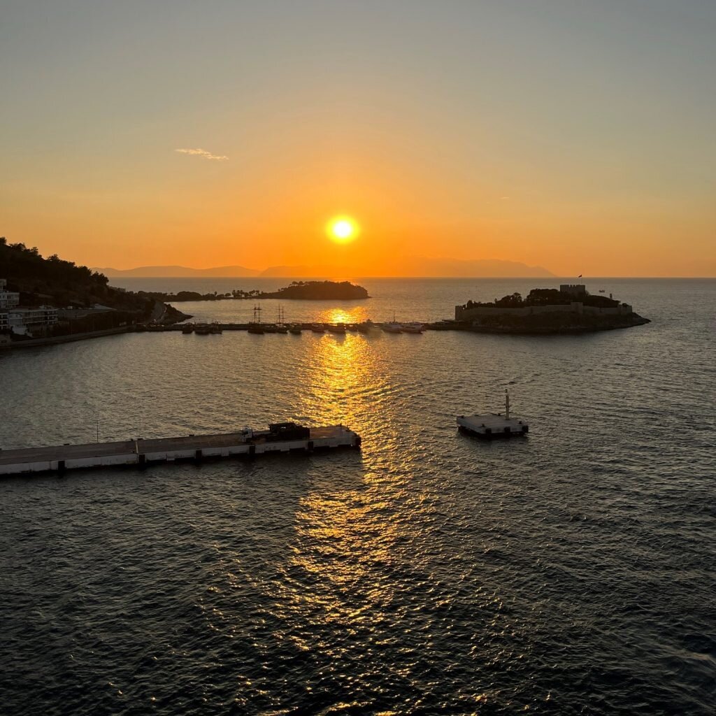 Крепость и закат над Эгейским морем.