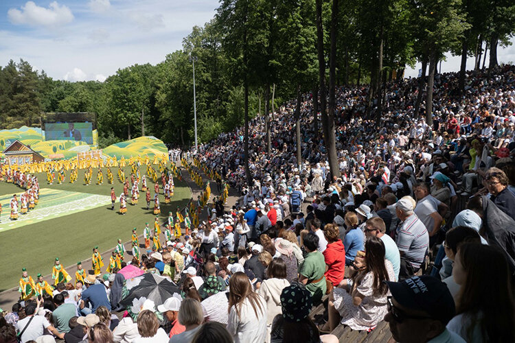    Стоит вспомнить о реформе Сабантуя, которой занялись в республике. Напомним, Рустам Минниханов поставил на вид после поездки в Якутию своим чиновникам, что наш Праздник плуга лишился своей аутентичности, превратившись в «зур концерт», за которым на майдане наблюдают зрители Фото: «БИЗНЕС Online»