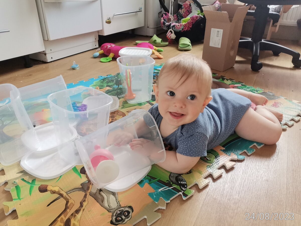 Костя играет с контейнерами