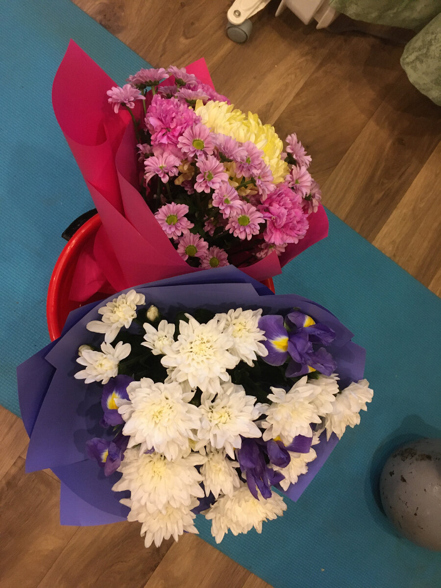 Букеты на Первое сентября. Мише синий, Ване розовый. Кстати, обратила внимание, что каких-то шикарных букетов никто из детей не принёс. Раньше Первое сентября было «богаче»))