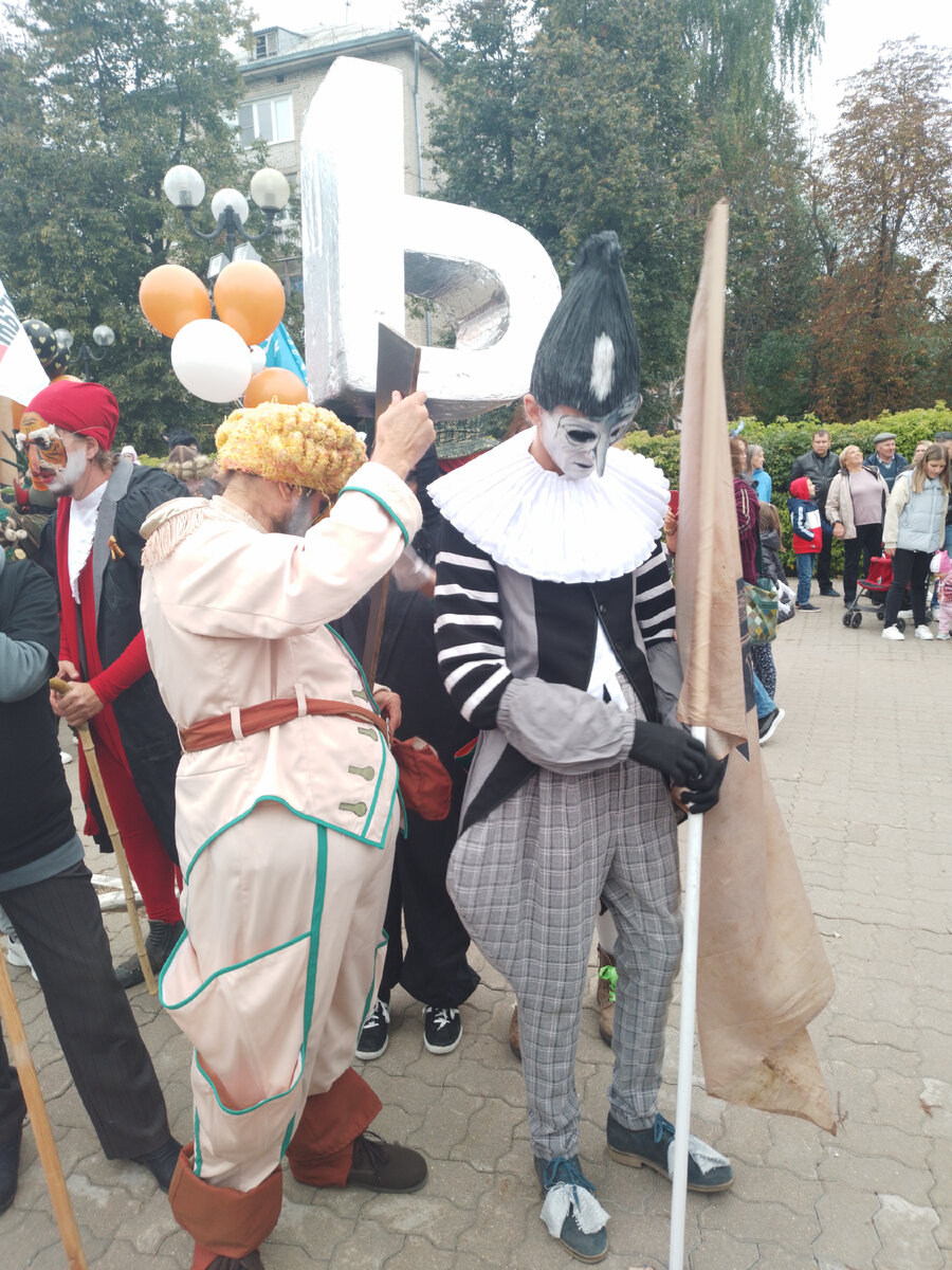 Нашему городу -877, но он  как всегда молод, красив, хорош собой, да ещё в в полном расцвете сил, радует своих жителей и гостей, историческими  памятниками, итересными музеями, замечательными...-60