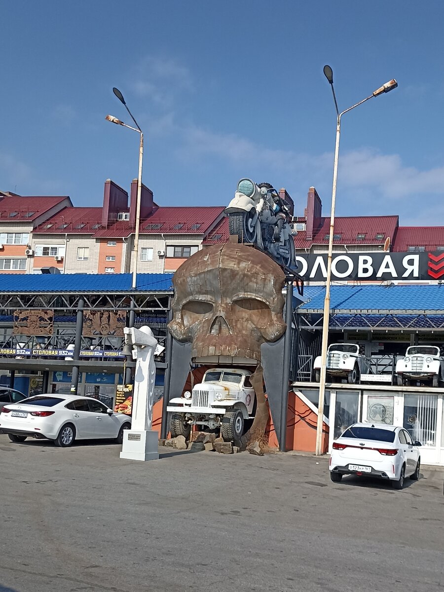 ЗИЛ выезжающий из черепа прям в здании кафе