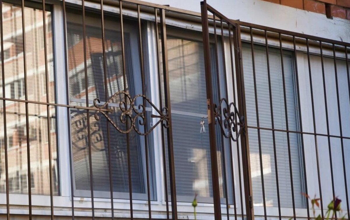 Металлические решетки на окна — декоративный и функциональный элемент фасада здания, фотогалерея