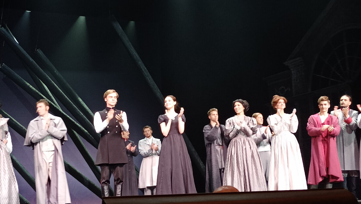 Актеры Театра Терезы Дуровой и приглашенные артисты на поклонах после генерального прогона 14 сентября 2023 года. Фото из моего архива