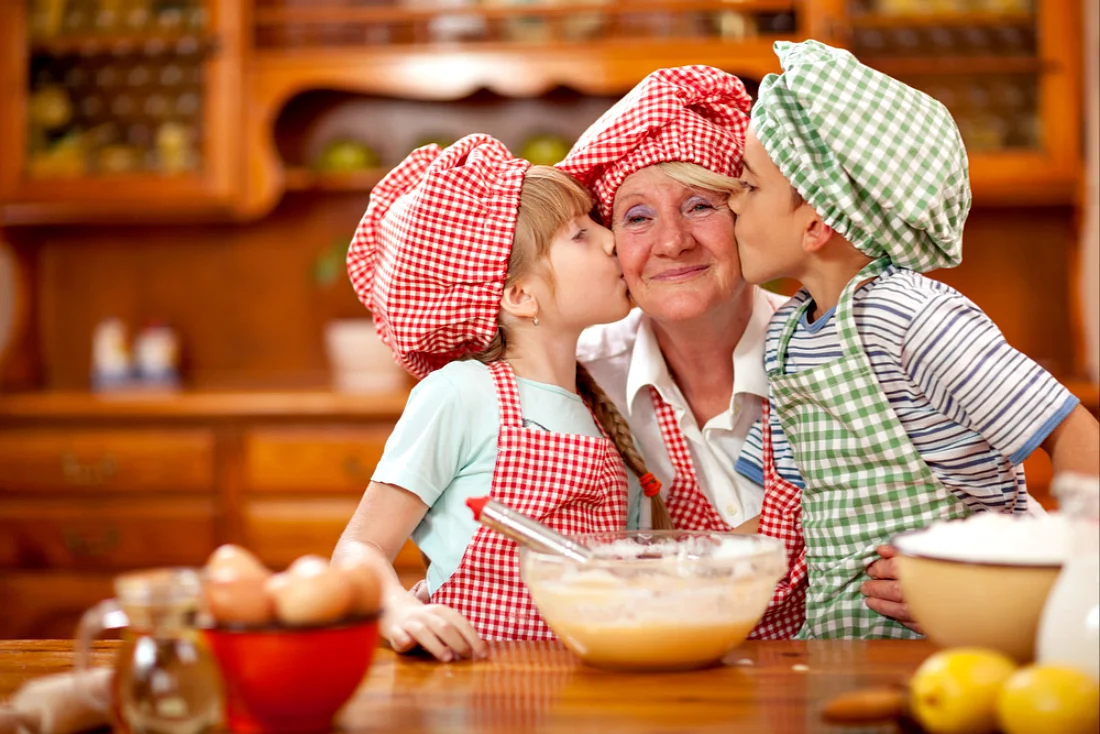 Внучки доставка еды. Бабушка с внуками на кухне. Бабушка с блинами. Дедушка и бабушка готовят еду. Бабушка на кухне с детьми и внуками.
