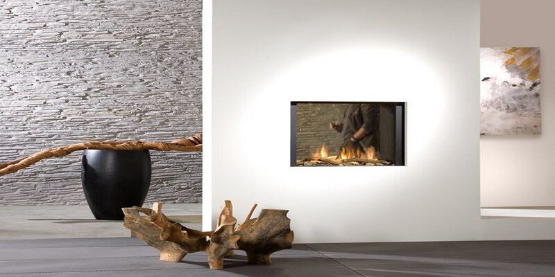 Грамотно выверенное расположение сквозного камина в стене