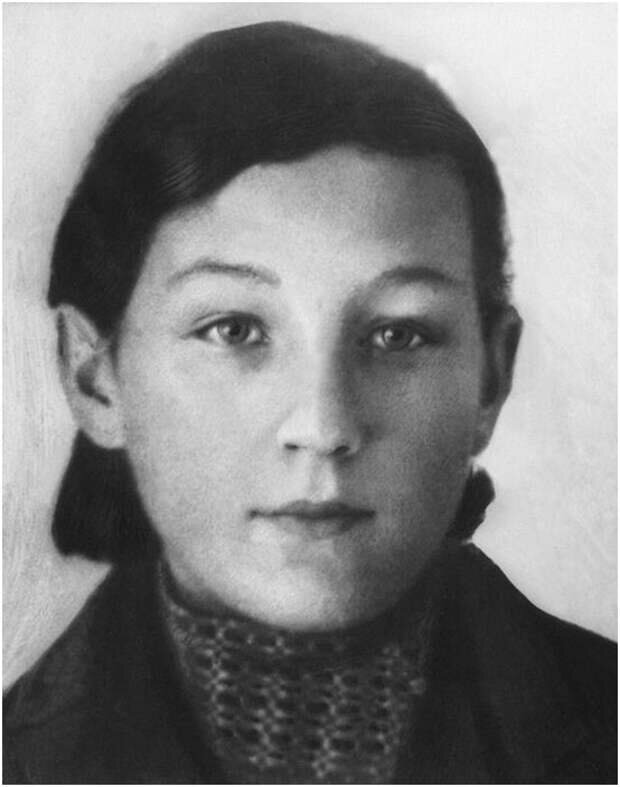 Зоя Анатольевна Космодемьянская (13 сентября 1923, село Осино-Гай, Тамбовская губерния — 29 ноября 1941, Петрищево Московской области) — женщина-красноармеец диверсионно-разведывательной группы штаба Западного фронта, заброшенная в 1941 году в немецкий тыл. Первая женщина, удостоенная звания Героя Советского Союза (посмертно) во время Великой Отечественной войны. Взято из открытых источников.