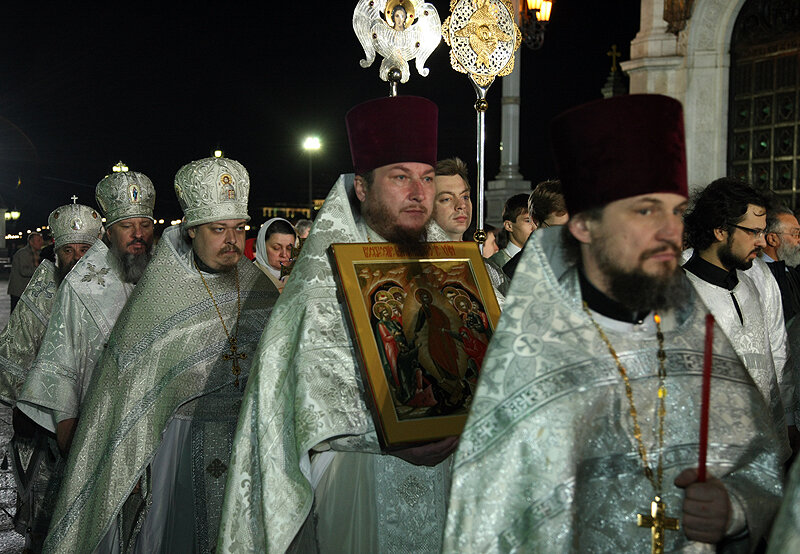 Каким образом поставляются на служение священнослужители. Белое облачение священника. Духовенство храма Христа Спасителя. Одежда батюшки в церкви. Риза священника.