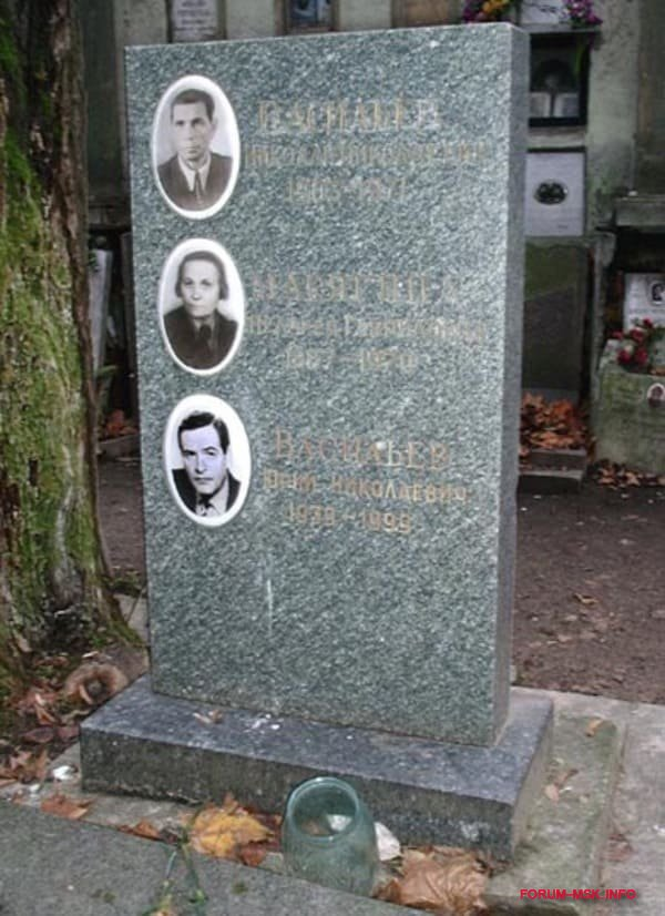 Где похоронена васильева. Могила актера Юрия Васильева. Могила актера Юрия Васильева на Донском кладбище.