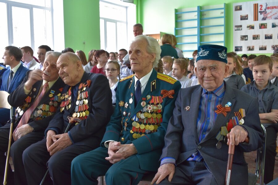 Ветераны Великой Отечественной войны на встрече со школьниками. В первом ряду крайний справа Сираж Гилязович  Загретдинов. Фото  Надежды ЮШИНОЙ