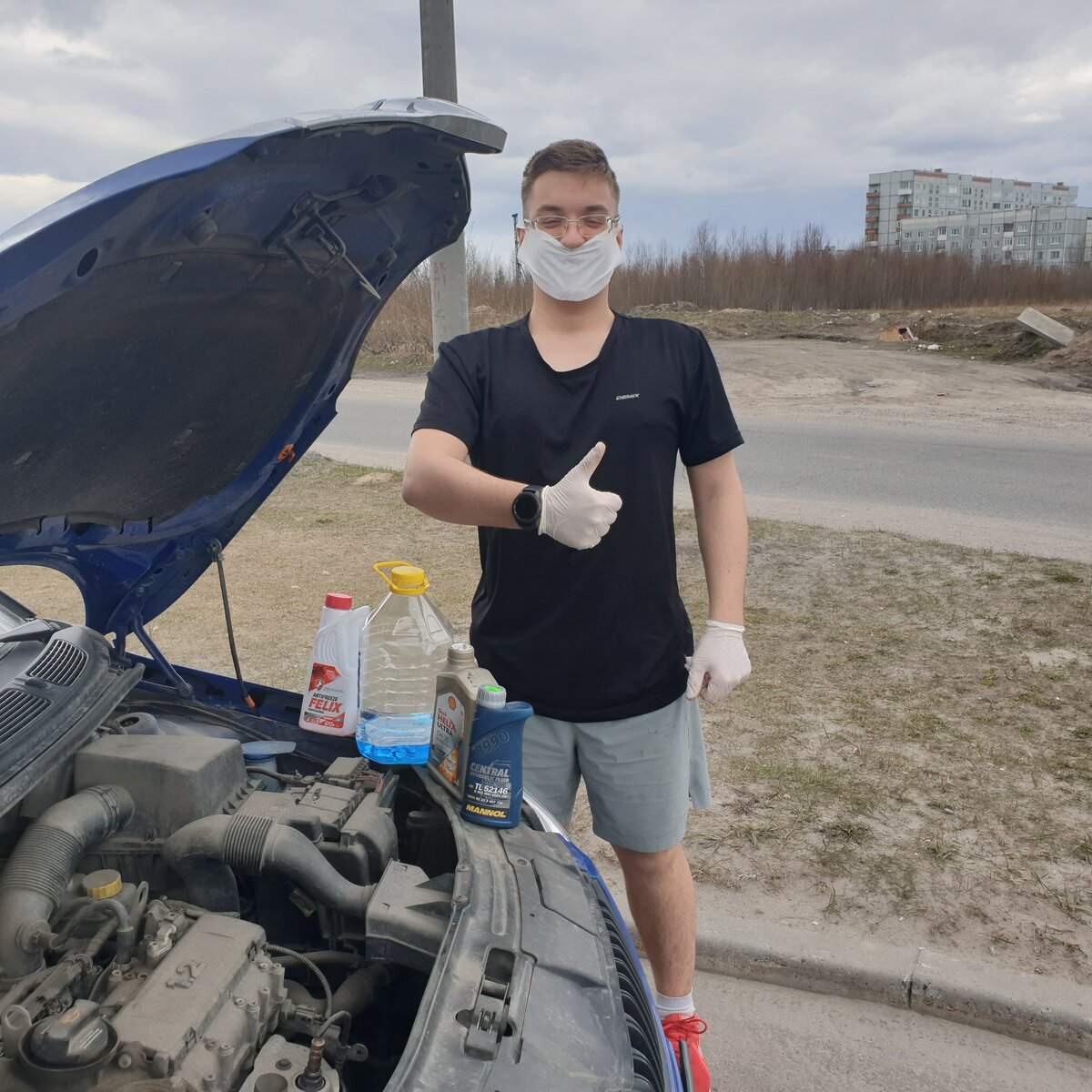 Это я стою рядом с машиной своего инструктора.