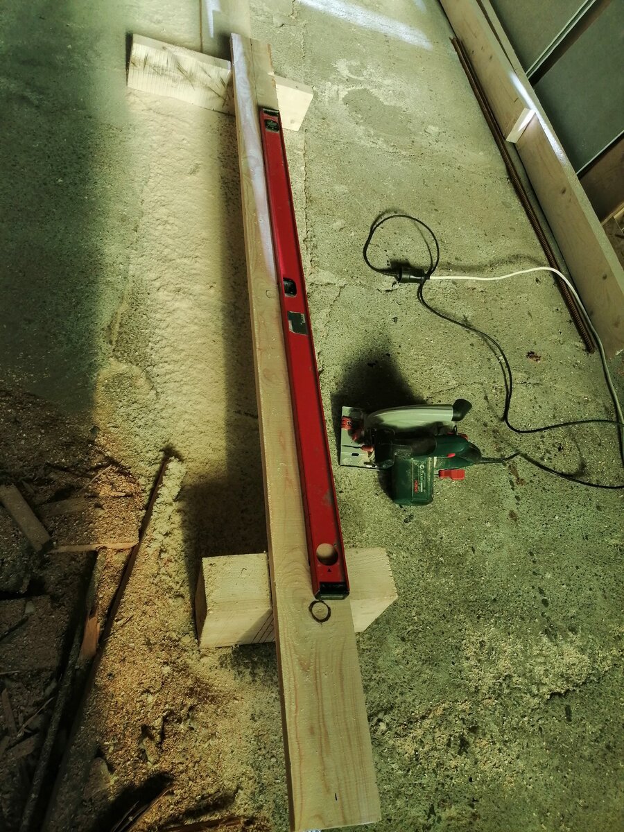 Из одной 6 метровой доски выходит 6 реек, по 2 м 32 см.