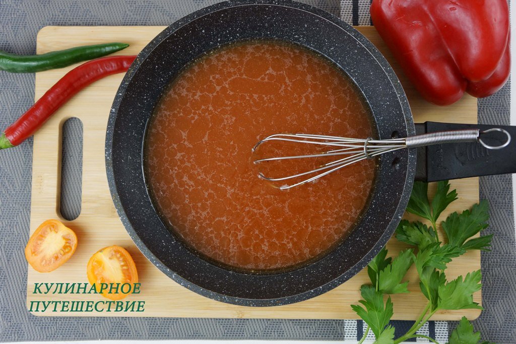 Разогреваем воду с томатной пастой и специями