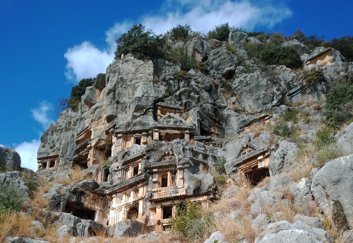 издалека некрополь похож на город