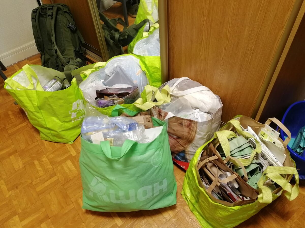 Скопившееся за 3 месяца вторсырьё для сдачи в экомобиль Собиратора: рассортировано, упаковано, подписано. Сколько всего не поехало на свалку!