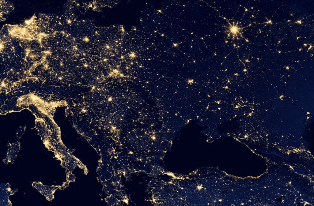 Так выглядела Россия из космоса прошлой ночью. Теперь видите, ватники, что 100 млн просмотров фильма про Дворец Путина - это не накрутки?!