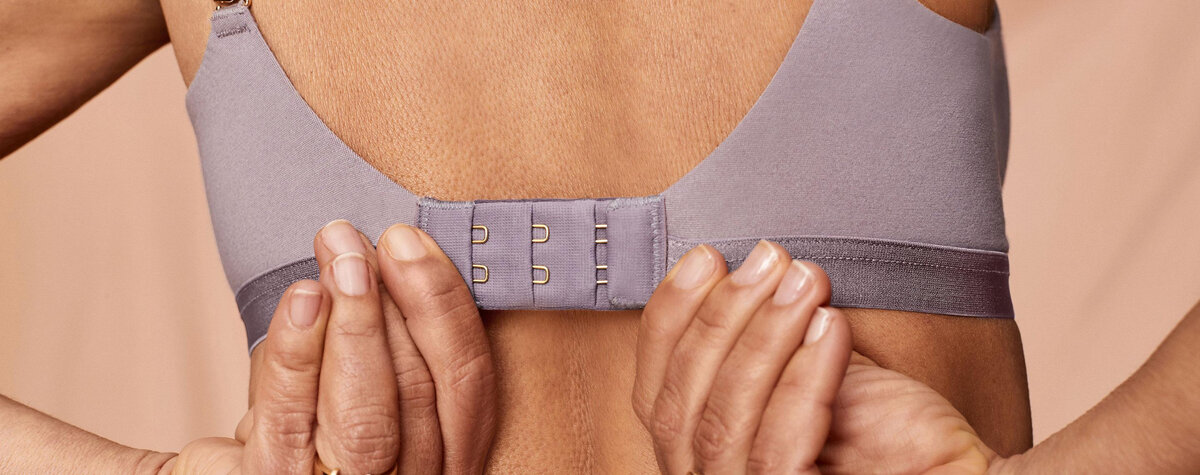 Правильное положение застежки при покупке лифчика